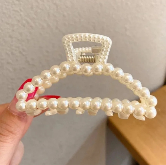 Other - Imitation Pearl Geometric Hair Claws